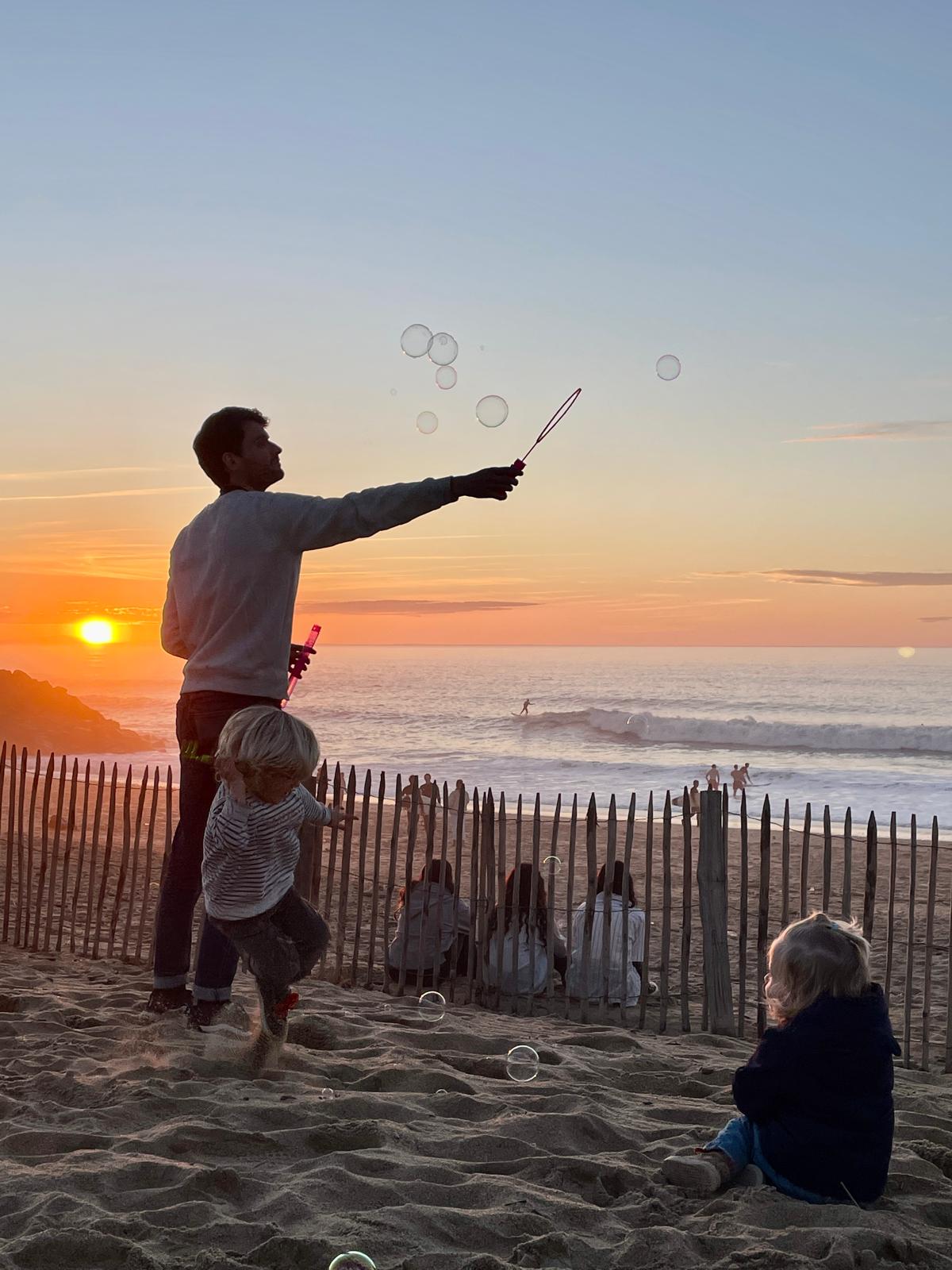 Papa à la plage au pays basque avec ses enfants